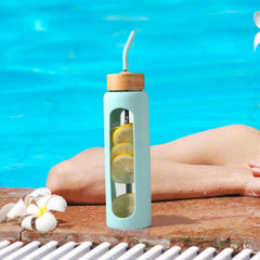 BLUEGO steklena steklenica s slamico in 2 pokrovoma 900ml